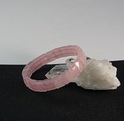 Браслет розовый кварц граненый (на резинке) фото
