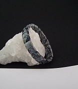 Браслет снежный обсидиан граненый (р-р камня 9*11 мм), на резинке фото
