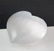 Галька в форме сердца (селенит) 45*15*45 мм фото
