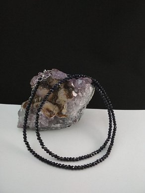 Бусы корунд (сапфир), огранка, р-р камня 2 мм, длина 46 см фото
