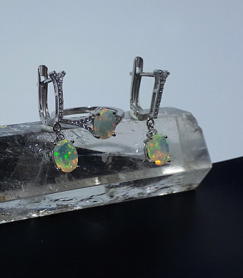Гарнитур опал Эфиопия (огранка,р-р камня 6*8 мм), фианиты. Серьги, кольцо 17,5 р-р фото
