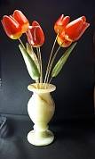 Ваза оникс с цветами селенит (тюльпаны) 75*75*355 мм фото
