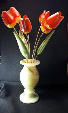 Ваза оникс с цветами селенит (тюльпаны) 75*75*355 мм фото

