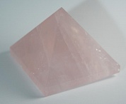 Пирамида розовый кварц 68*68*55 мм фото
